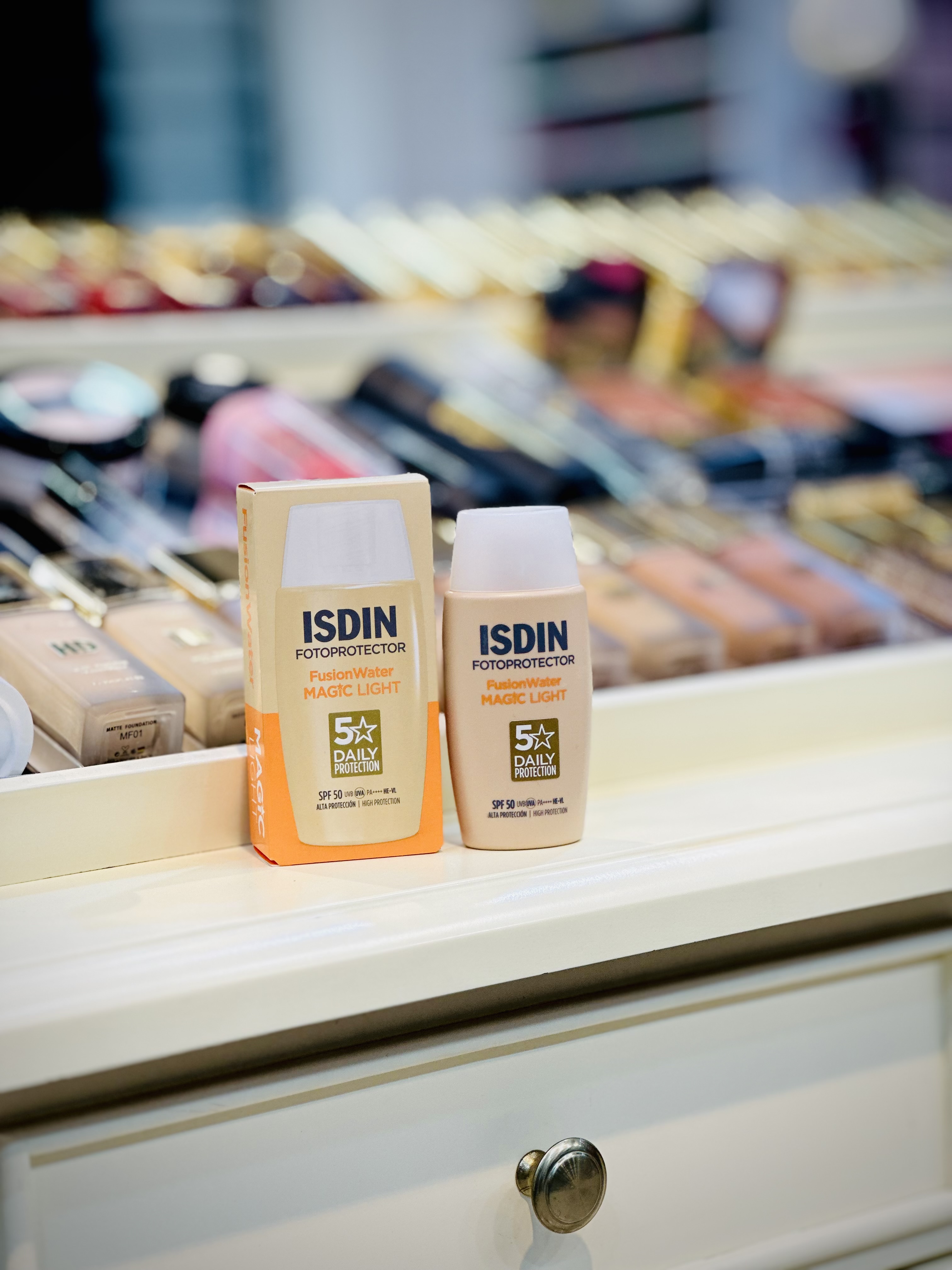 ضد آفتاب رنگی فیوژن واتر رنگ لایت ایزدین SPf50 اصل اسپانیا